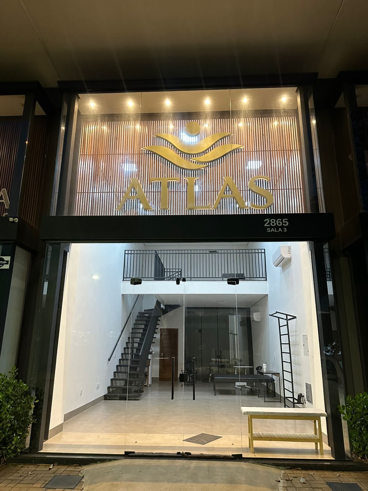 Fachada da Atlas Centro de Reabilitação do Idoso com o logo iluminado, em Dourados-MS